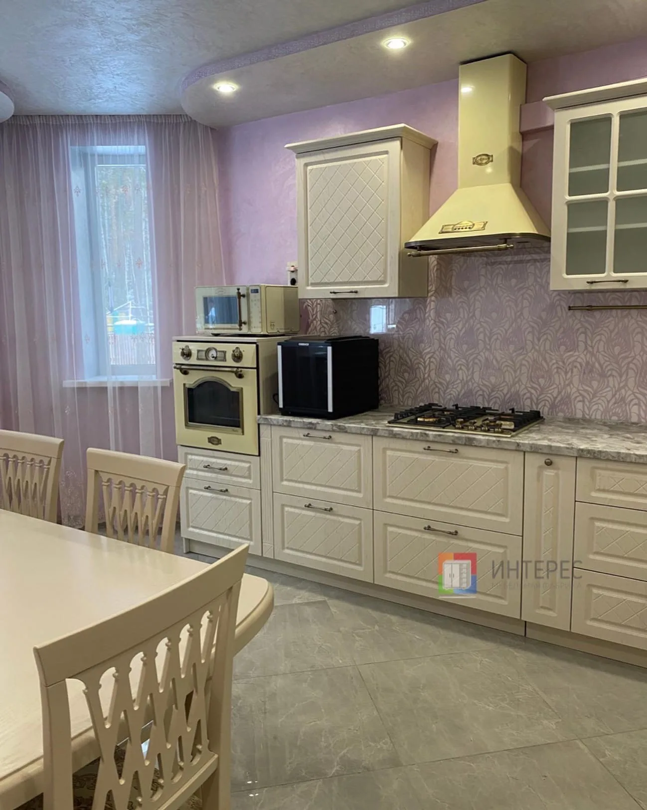 Кухня в классике с бежевыми фасадами